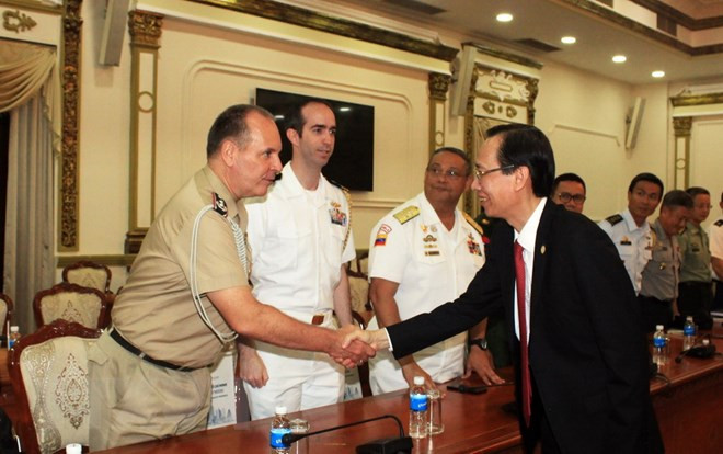 Dirigente de Ciudad Ho Chi Minh recibe a agregados militares extranjeros en Vietnam ảnh 1 Dirigente de Ciudad Ho Chi Minh recibe a agregados militares extranjeros en Vietnam ảnh 1