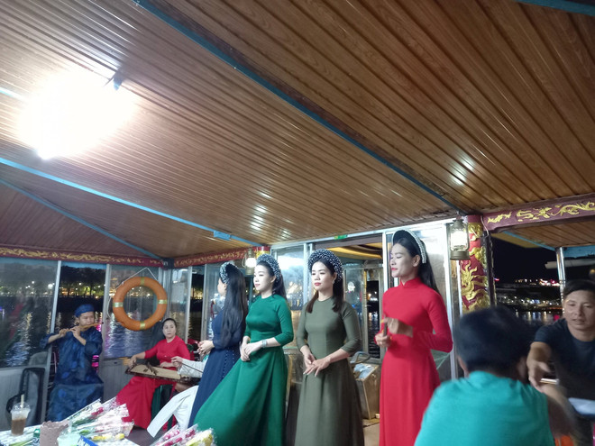Nha Nhac- Música erudita y elegante de la corte real cautiva a visitantes en Hue ảnh 2 Nha Nhac- Música erudita y elegante de la corte real cautiva a visitantes en Hue ảnh 2