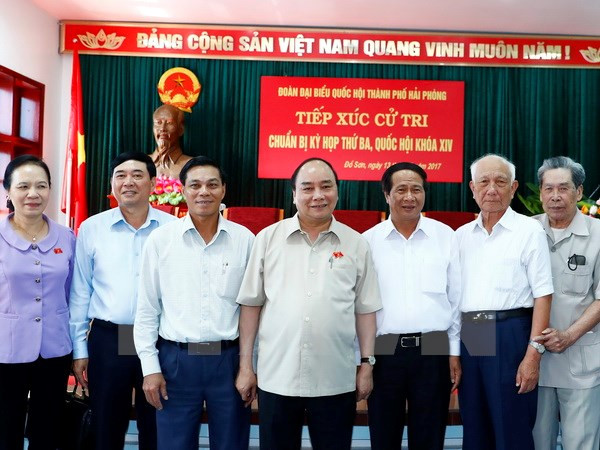 Primer ministro de Vietnam dialoga con electores de ciudad norteña ảnh 1 Primer ministro de Vietnam dialoga con electores de ciudad norteña ảnh 1