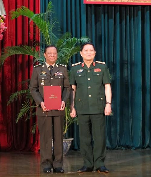 Generales camboyanos obtienen títulos de doctorado en Vietnam ảnh 1