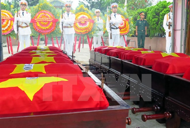 Thua Thien-Hue: Efectúan ceremonia de entierro de mártires vietnamitas caídos en Laos ảnh 1 Thua Thien-Hue: Efectúan ceremonia de entierro de mártires vietnamitas caídos en Laos ảnh 1
