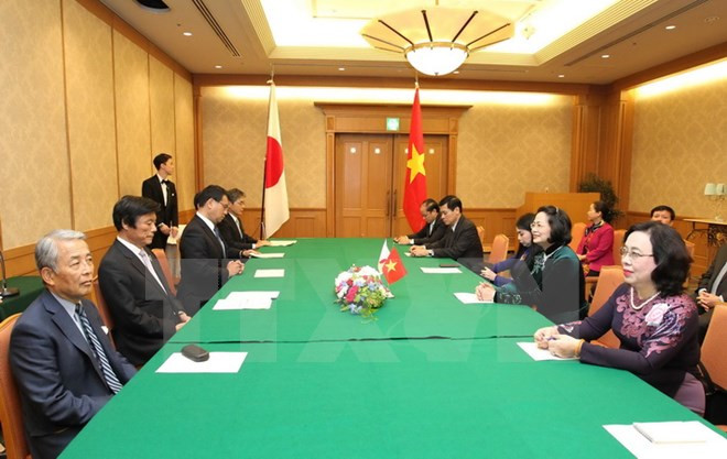 Gobernador de prefectura japonesa de Fukuoka recibe a vicepresidenta vietnamita ảnh 1 Gobernador de prefectura japonesa de Fukuoka recibe a vicepresidenta vietnamita ảnh 1