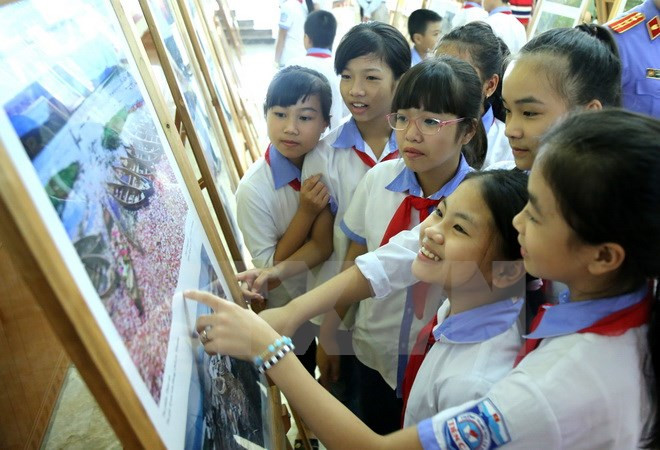 Exposición de fotos resalta figuras destacadas de campaña sobre ejemplo moral de Ho Chi Minh ảnh 1