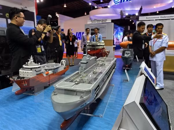 Vietnam asiste a exhibición de Defensa Marítima de Asia 2017 ảnh 1