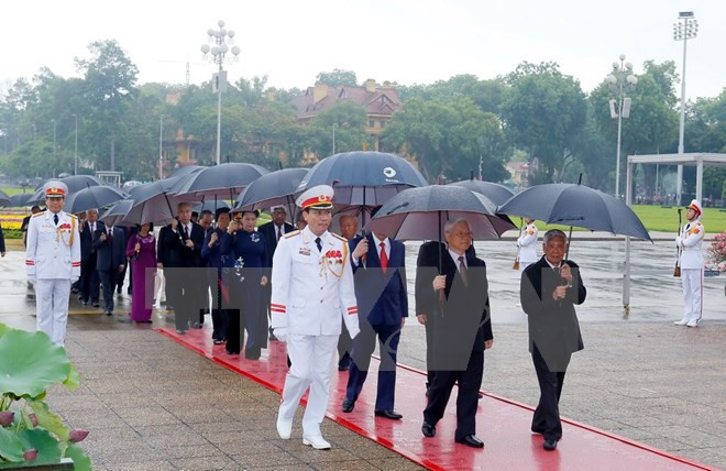 Líderes vietnamitas rinden tributo al Presidente Ho Chi Minh ảnh 1 Líderes vietnamitas rinden tributo al Presidente Ho Chi Minh ảnh 1