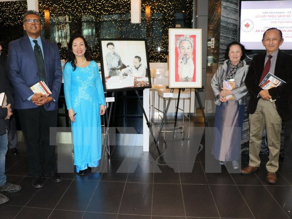 Presentan en Toronto libros y cuadros sobre Ho Chi Minh ảnh 1 Presentan en Toronto libros y cuadros sobre Ho Chi Minh ảnh 1