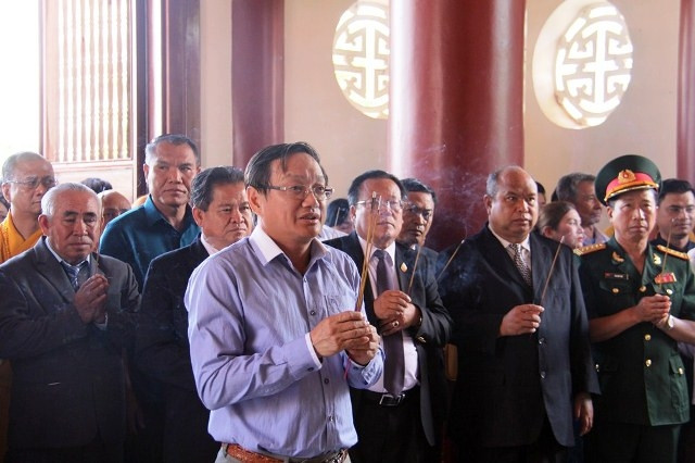 Vietnamitas en Laos rinden homenaje al Presidente Ho Chi Minh ảnh 1 Vietnamitas en Laos rinden homenaje al Presidente Ho Chi Minh ảnh 1