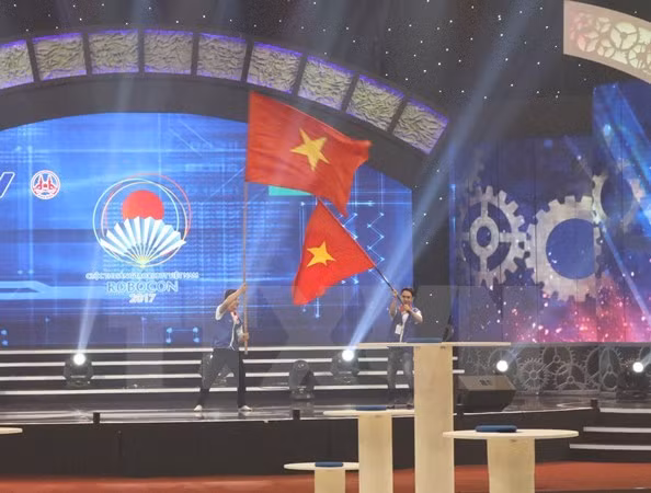 LH-NICESHOT se corona en Robocon Vietnam 2017 ảnh 1