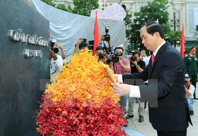 Líderes vietnamitas rinden tributo al Presidente Ho Chi Minh ảnh 2 Líderes vietnamitas rinden tributo al Presidente Ho Chi Minh ảnh 2
