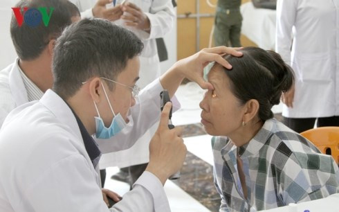 Médicos vietnamitas ofrecen tratamiento ocular gratuito para camboyanos ảnh 1 Médicos vietnamitas ofrecen tratamiento ocular gratuito para camboyanos ảnh 1