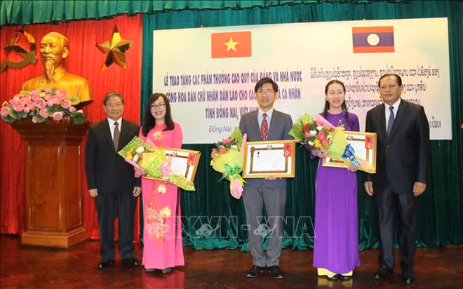 Laos entrega varias condecoraciones a dirigentes de provincia vietnamita ảnh 1