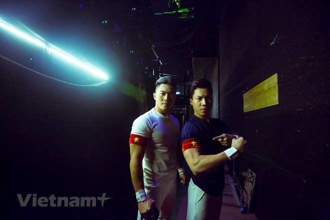 Acróbatas vietnamitas aspiran a establecer otro récord Guinness ảnh 1