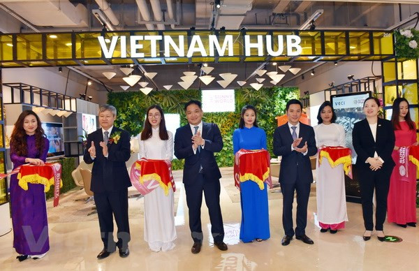 Inauguran stand de Vietnam en Centro de Comercio Global en Shanghái ảnh 1 Inauguran stand de Vietnam en Centro de Comercio Global en Shanghái ảnh 1