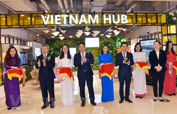 Inauguran stand de Vietnam en Centro de Comercio Global en Shanghái ảnh 1