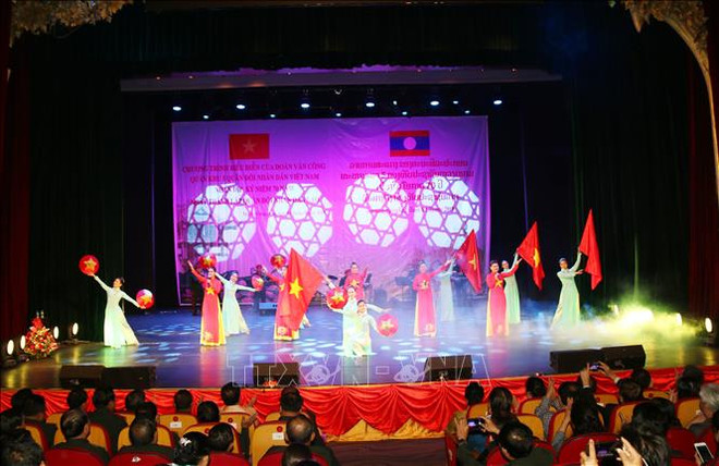 Performance artística promueve amistad especial entre Vietnam y Laos ảnh 1