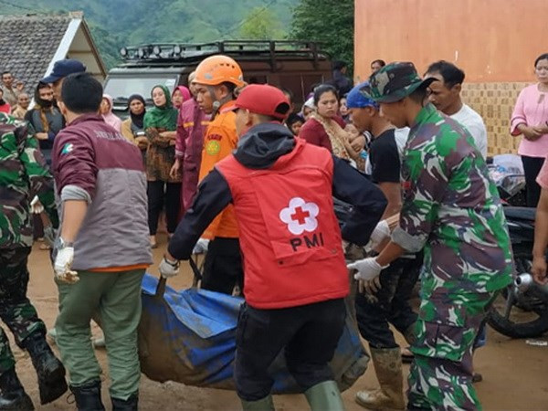 Al menos dos muertos por deslave de tierra en Indonesia ảnh 1 Al menos dos muertos por deslave de tierra en Indonesia ảnh 1