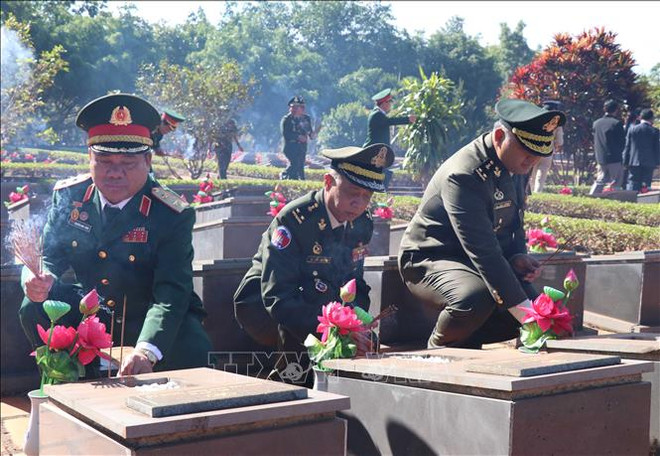 Funcionarios camboyanos homenajean a soldados vietnamitas caídos en lucha contra régimen de Pol Pot ảnh 1 Funcionarios camboyanos homenajean a soldados vietnamitas caídos en lucha contra régimen de Pol Pot ảnh 1