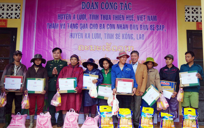 Provincia centrovietnamita entrega obsequios a pobladores pobres laosianos ảnh 1 Provincia centrovietnamita entrega obsequios a pobladores pobres laosianos ảnh 1
