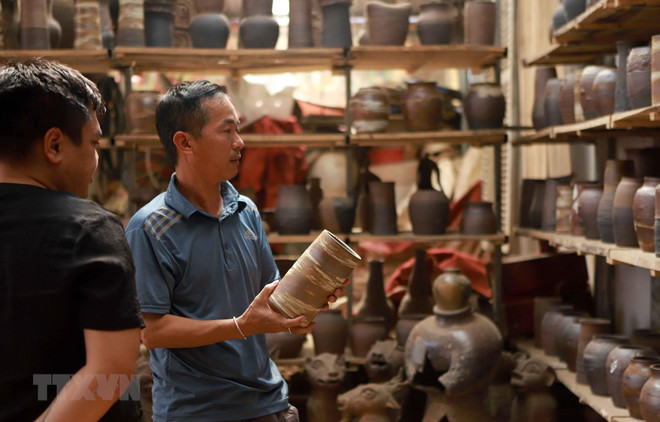 Trabajadores en aldeas de oficios de Vinh Phuc se benefician del incremento de ingreso ảnh 1 Trabajadores en aldeas de oficios de Vinh Phuc se benefician del incremento de ingreso ảnh 1