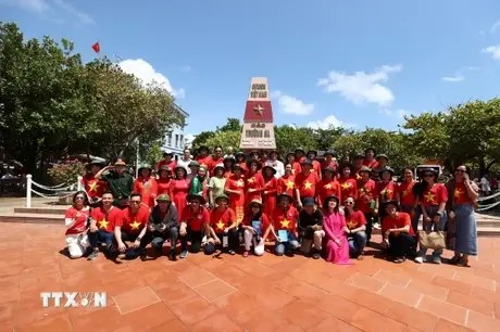 Vietnamitas en ultramar visitan Truong Sa y plataforma DKI ảnh 1 Vietnamitas en ultramar visitan Truong Sa y plataforma DKI ảnh 1