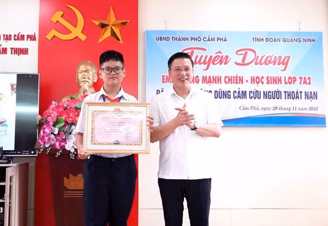 Presidente vietnamita elogia a un estudiante por su acto de valentía ảnh 1