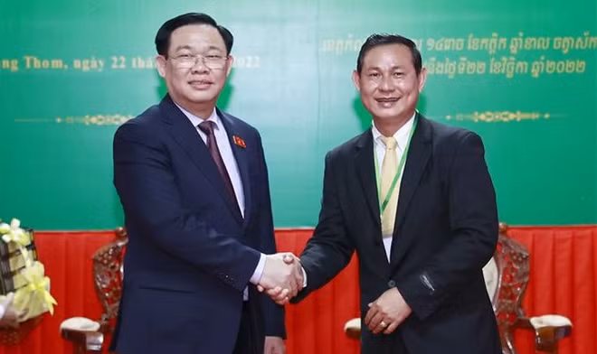 Titular del Parlamento vietnamita visita provincia camboyana ảnh 1