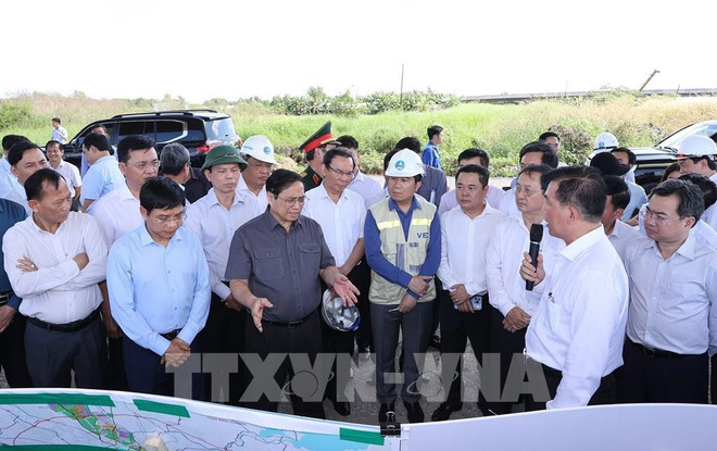 Primer ministro examina proyectos de infraestructura en Ciudad Ho Chi Minh ảnh 2 Primer ministro examina proyectos de infraestructura en Ciudad Ho Chi Minh ảnh 2