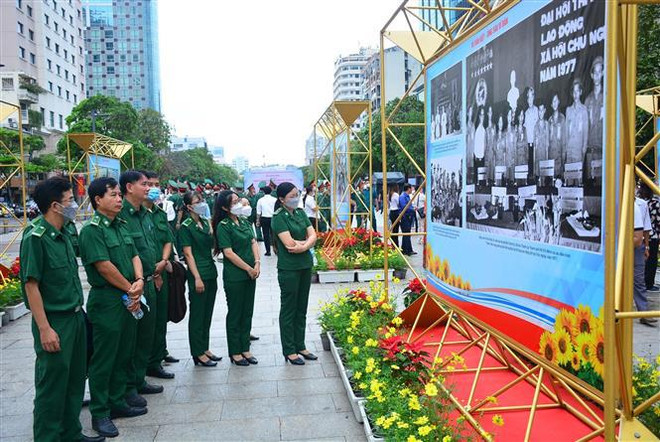 Exhibición fotográfica rinde homenaje a extinto expremier vietnamita Vo Van Kiet ảnh 1 Exhibición fotográfica rinde homenaje a extinto expremier vietnamita Vo Van Kiet ảnh 1