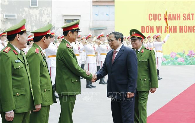 Premier vietnamita elogia esfuerzos de fuerza policial en lucha antidroga ảnh 1 Premier vietnamita elogia esfuerzos de fuerza policial en lucha antidroga ảnh 1