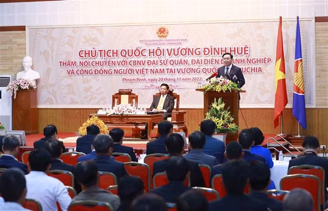 Máximo legislador de Vietnam se reúne con comunidad connacional en Camboya ảnh 1