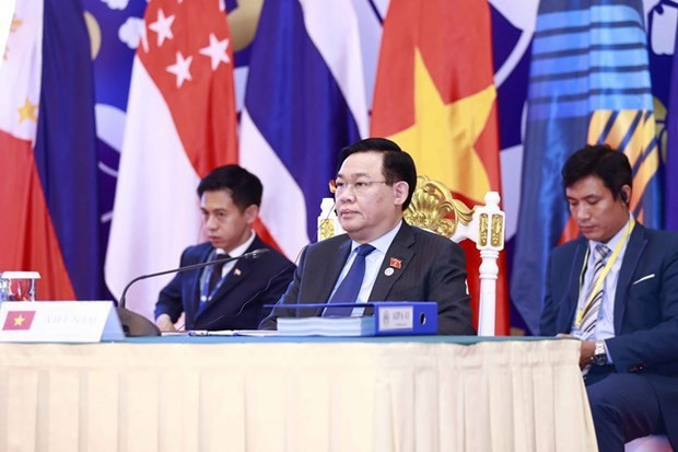 Presidente del Parlamento concluye visitas oficiales a Camboya y Filipinas y participación en AIPA-43 ảnh 3 Presidente del Parlamento concluye visitas oficiales a Camboya y Filipinas y participación en AIPA-43 ảnh 3