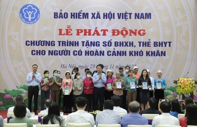 Lanzan programa de entrega de libretas de seguro social y médico a personas en circunstancias difíciles ảnh 1 Lanzan programa de entrega de libretas de seguro social y médico a personas en circunstancias difíciles ảnh 1