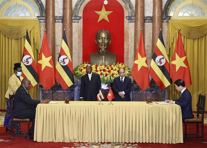 Presidente vietnamita preside ceremonia oficial de bienvenida a homólogo ugandés ảnh 3 Presidente vietnamita preside ceremonia oficial de bienvenida a homólogo ugandés ảnh 3