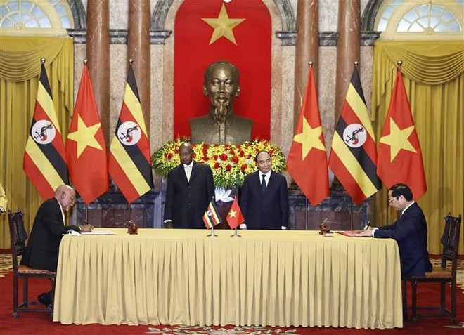 Presidente de Vietnam sostiene conversaciones con su homólogo ugandés ảnh 2 Presidente de Vietnam sostiene conversaciones con su homólogo ugandés ảnh 2