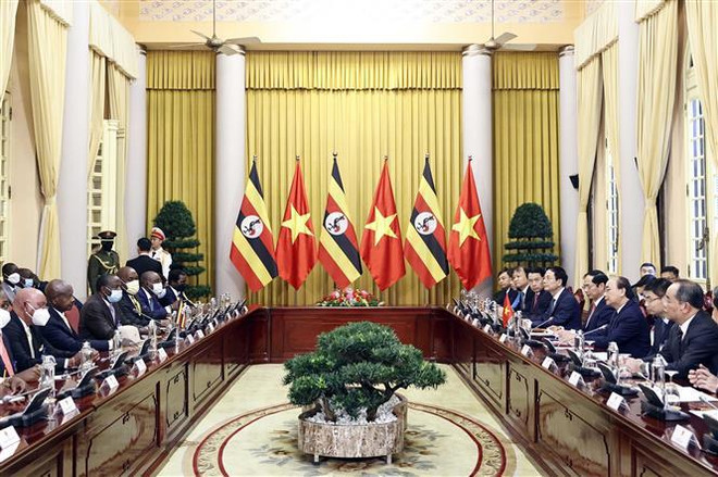 Presidente vietnamita preside ceremonia oficial de bienvenida a homólogo ugandés ảnh 2 Presidente vietnamita preside ceremonia oficial de bienvenida a homólogo ugandés ảnh 2
