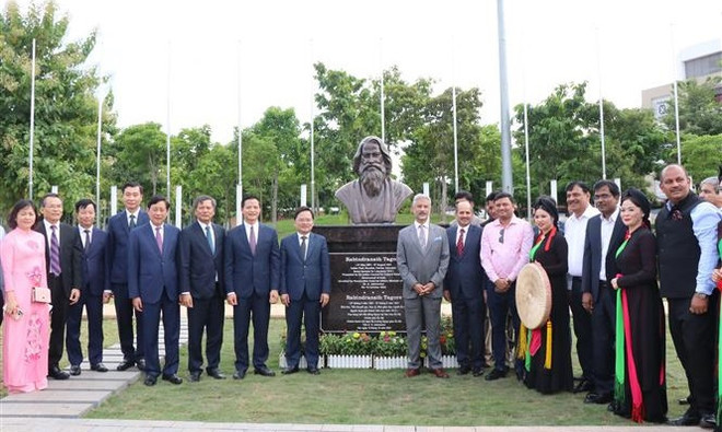 Inauguran en Bac Ninh la estatua de la celebridad literaria india Tagore ảnh 1 Inauguran en Bac Ninh la estatua de la celebridad literaria india Tagore ảnh 1
