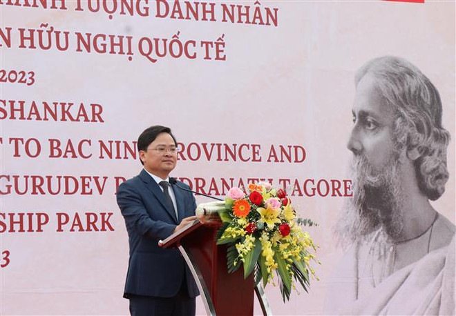 Inauguran en Bac Ninh la estatua de la celebridad literaria india Tagore ảnh 2 Inauguran en Bac Ninh la estatua de la celebridad literaria india Tagore ảnh 2