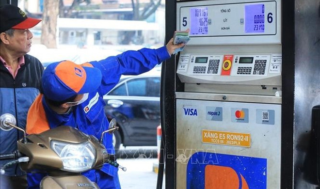 Disminuyen precios del combustible en Vietnam ảnh 1