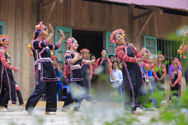 Las mujeres de la etnia La Hu en el distrito de Muong Te (Lai Chau) bailan la danza tradicional de su pueblo. (Foto: VNA) Garantizan acceso de políticas del bienestar social a grupos de mujeres específicos ảnh 1