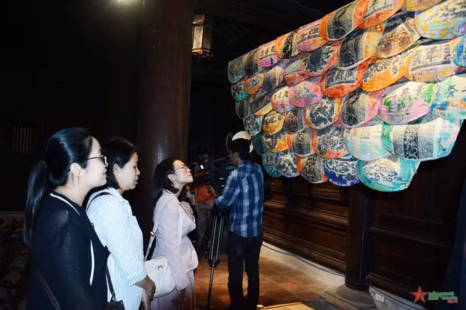 Realizan en Hanoi exposición de gráficos abiertos ảnh 1