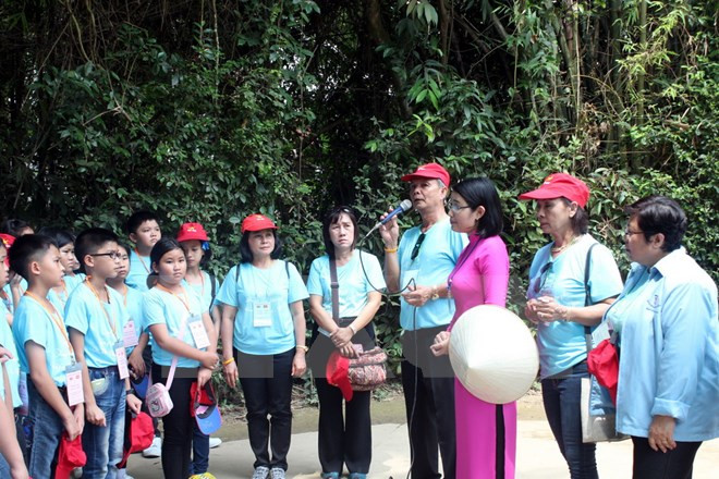 Vietnamitas en Tailandia visitan sitios históricos y culturales en Ninh Binh ảnh 1 Vietnamitas en Tailandia visitan sitios históricos y culturales en Ninh Binh ảnh 1