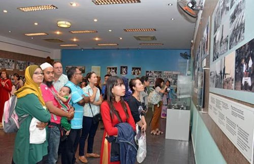 Muestrario sobre presos norteamericanos durante la guerra en Vietnam ảnh 1 Muestrario sobre presos norteamericanos durante la guerra en Vietnam ảnh 1