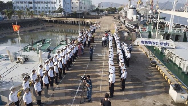 Barcos llevan la primavera a plataforma DK1, hito de soberanía marítima de Vietnam ảnh 4