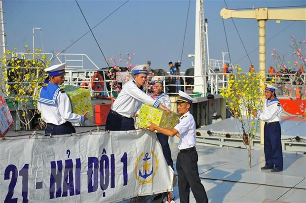 Barcos llevan la primavera a plataforma DK1, hito de soberanía marítima de Vietnam ảnh 1