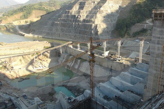 Instalan rotor de primer generador de central hidroeléctrica Lai Chau ảnh 1