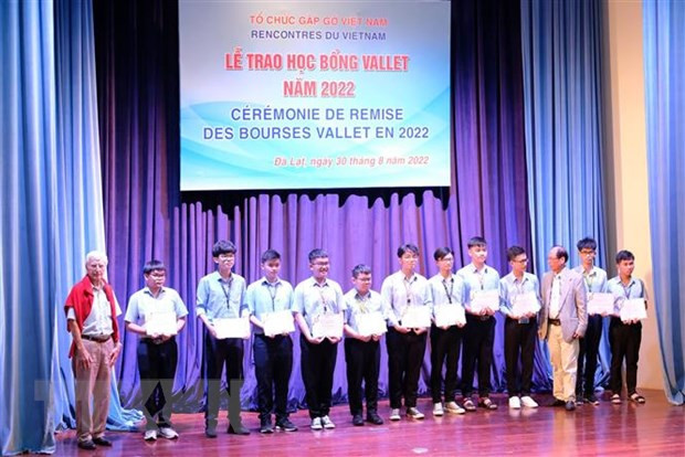 Becas Vallet otorgadas a estudiantes en las provincias centrales vietnamitas ảnh 1