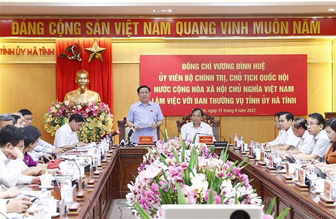 Presidente del Legislativo vietnamita se reúne con dirigentes de provincia de Ha Tinh ảnh 1 Presidente del Legislativo vietnamita se reúne con dirigentes de provincia de Ha Tinh ảnh 1