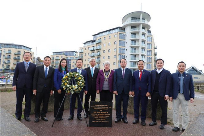 Inauguran estatua renovada de Presidente Ho Chi Minh en ciudad británica ảnh 2 Inauguran estatua renovada de Presidente Ho Chi Minh en ciudad británica ảnh 2