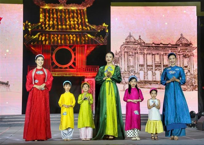 Colores brillantes iluminan noche inaugural del Festival Ao Dai de Turismo de Hanoi ảnh 1 Colores brillantes iluminan noche inaugural del Festival Ao Dai de Turismo de Hanoi ảnh 1