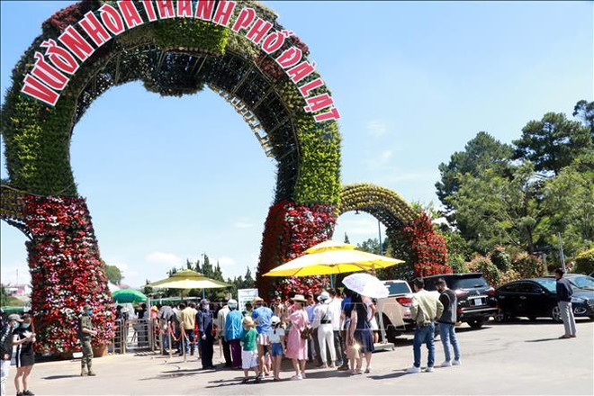 Da Lat recibe a 58 mil visitantes durante feriados en Vietnam ảnh 1 Da Lat recibe a 58 mil visitantes durante feriados en Vietnam ảnh 1